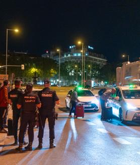Imagen secundaria 2 - Edificios a oscuras, caos en el transporte y viandantes en la noche del lunes en la capital
