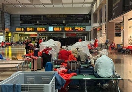 Cruz Roja atiende a miles de personas en estaciones de trenes andaluzas afectadas por el apagón masivo