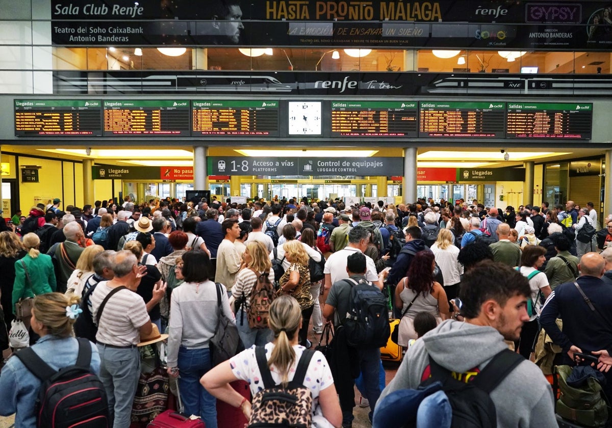 Numerosos usuarios demandan información en la estación de trenes de Málaga.