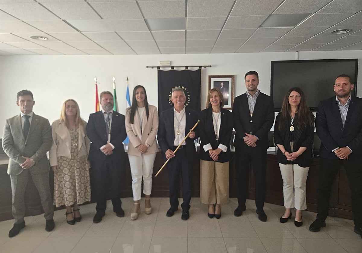 Mario Jiménez sostiene el bastón de mando como nuevo alcalde de Manilva gracias a la moción de censura