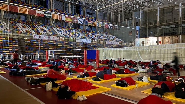 Vídeo | Guadalajara se solidariza con 450 viajeros atrapados y pone a disposición su polideportivo