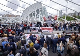 Una protesta reclama la dimisión de Mazón frente a la cena del congreso del PP europeo en Valencia