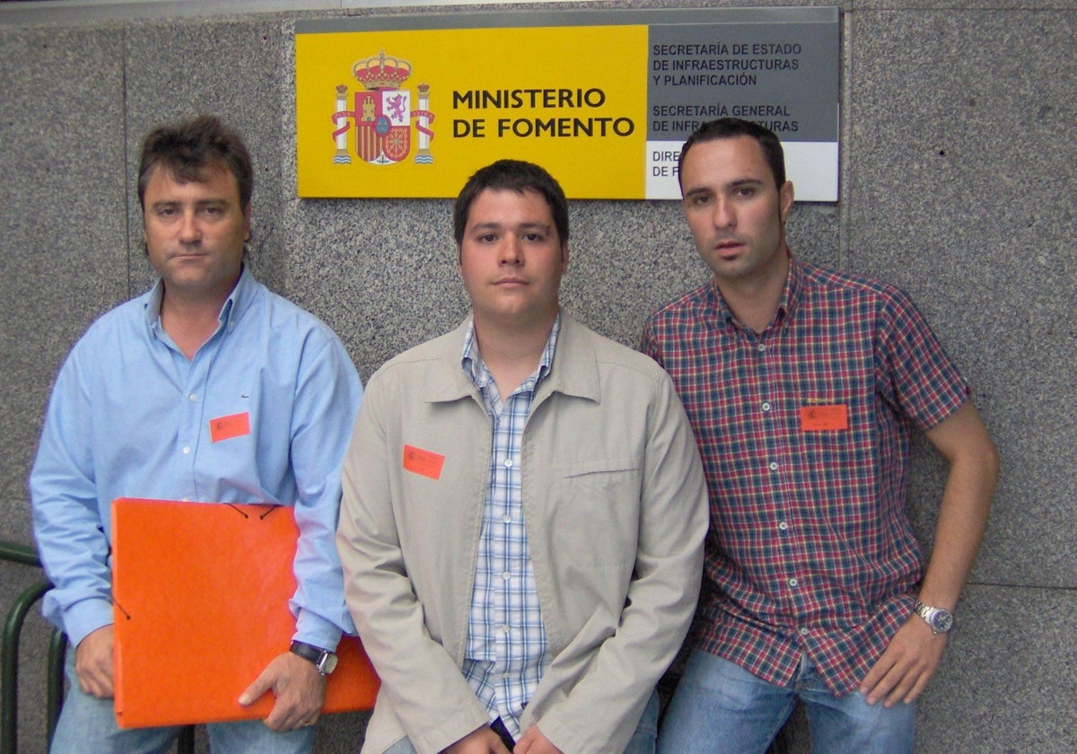 José Damián García-Moreno con dos compañeros de la plataforma tras presentar las alegaciones