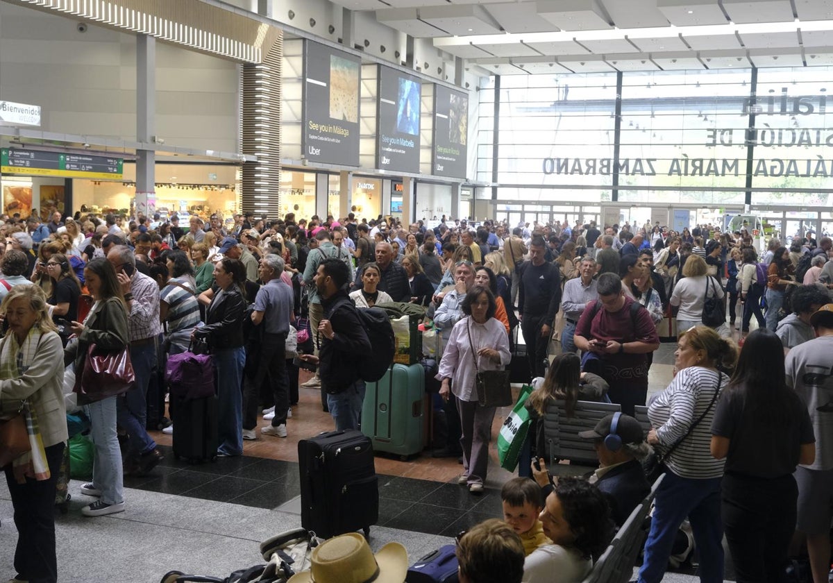 Viajeros esperando un tren en la estación de Málaga