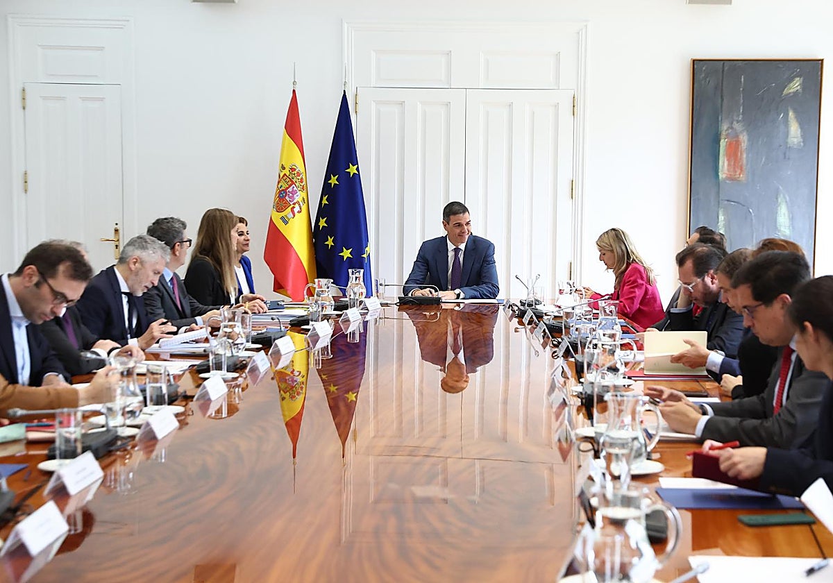 El presidente del Gobierno, Pedro Sánchez (c), preside la reunión del Consejo de Seguridad Nacional este martes