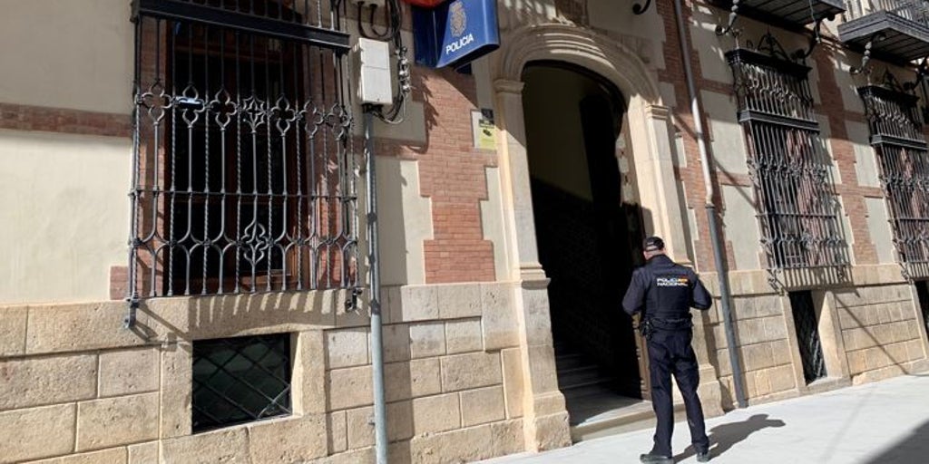 Aprovecha la confianza de la anciana a la que cuidaba en Baza y usa su tarjeta para comprar por internet