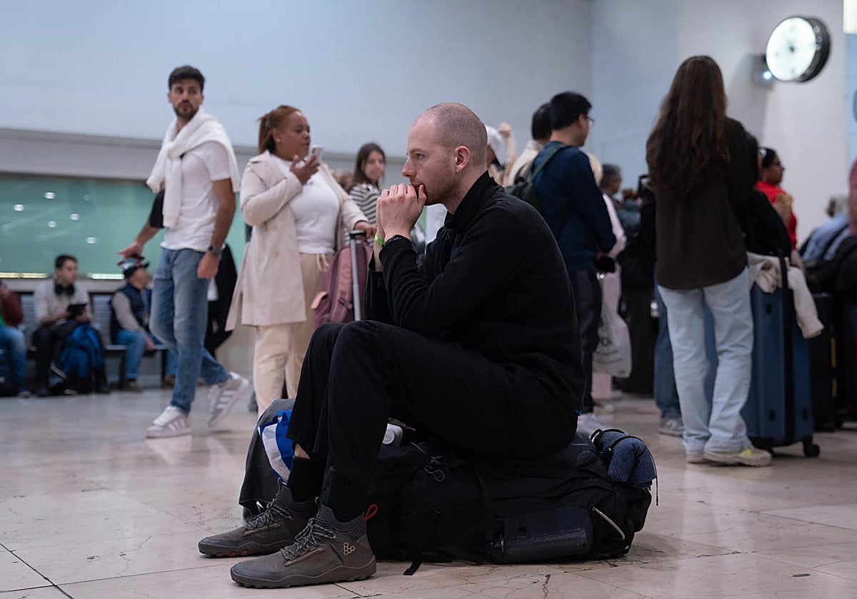 Viajeros en la estación de Sants, esperando poder regresar a sus hogares, tras el apagón