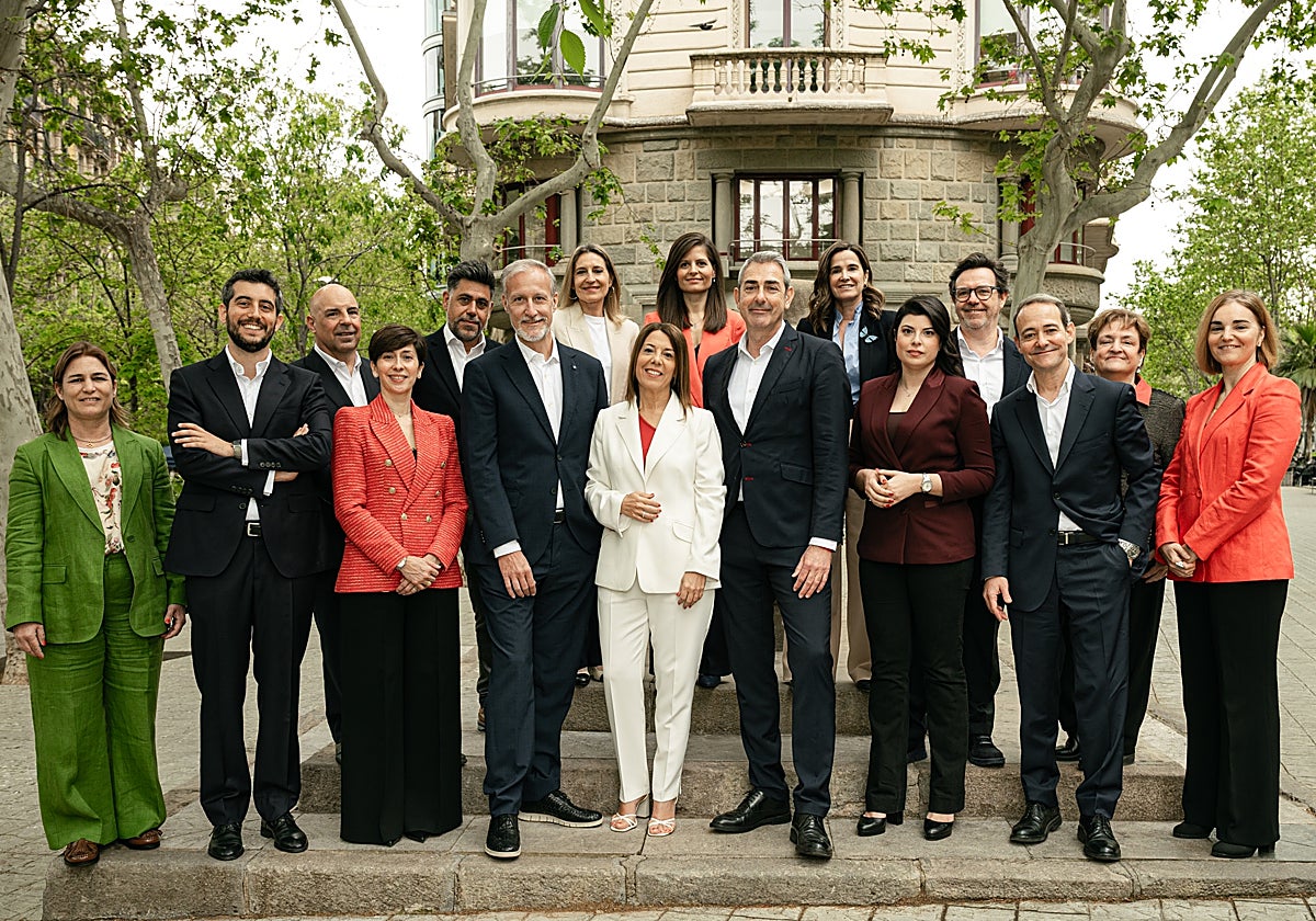 Cristina Vallejo y Jorge Navarro, en el centro, acompañados por el resto de integrantes de su candidatura para el ICAB