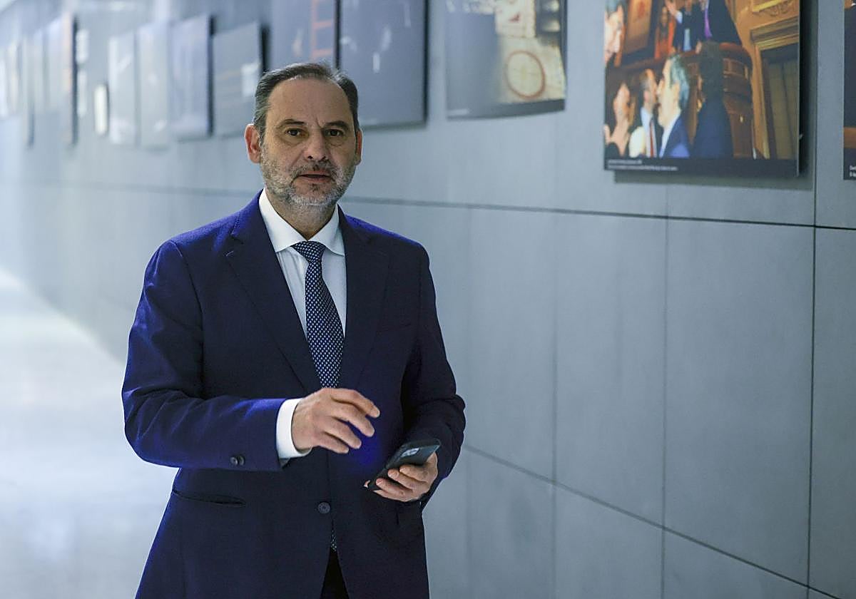 El exministro José Luis Ábalos, en los pasillos del Congreso de Diputados