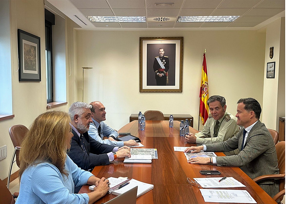 Reunión del alcalde con responsables del Instituto de Vivienda, Infraestructura y Equipamiento de la Defensa (Invied)