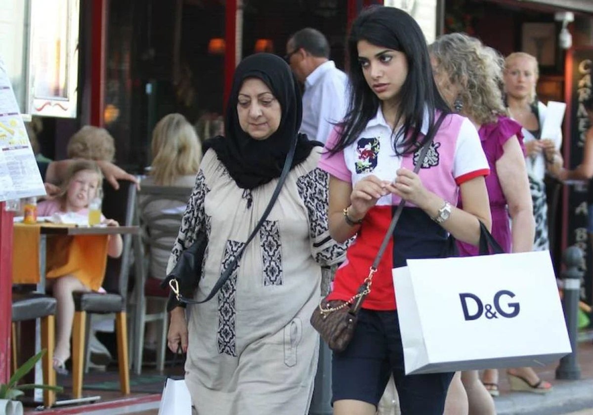 Mujeres árabes durante una jornada de compras en Puerto Banús
