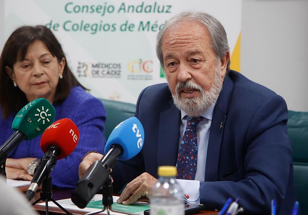 Alfonso Carmona, durante la presentación del informe sobre Demografía Médica de Andalucía