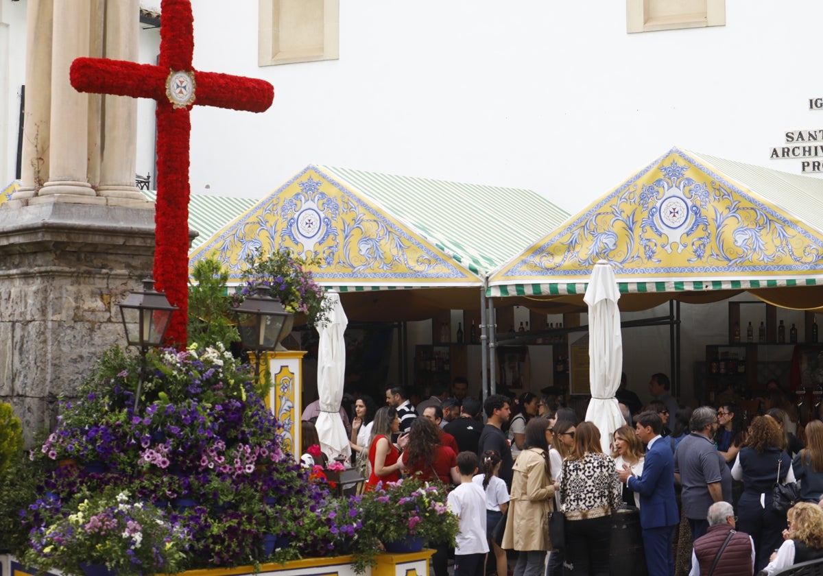 Jóvenes en una Cruz de Mayo