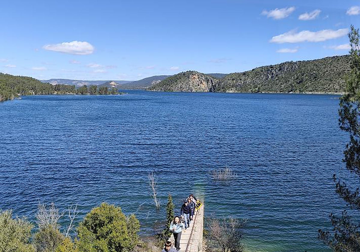 El embalse de Entrepeñas, uno de los dos que abastecen el acueducto del trasvase Tajo-Segura, al 85% de su capacidad este mes