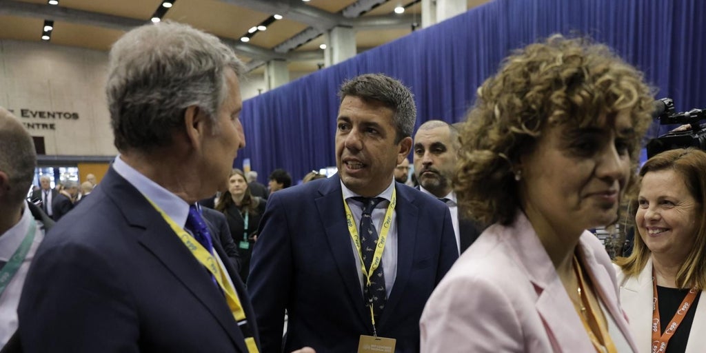 Feijóo y Mazón se saludan con un abrazo a su llegada al congreso del PP Europeo en Valencia