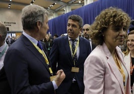 Abrazo con Feijóo y perfil bajo en la visita relámpago de Mazón al congreso del PP Europeo
