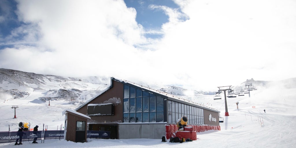 El viento no da tregua ni siquiera en la última semana de la temporada y obliga a cerrar Sierra Nevada