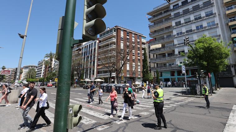 Policías locales el lunes regulando el tráfico en la Victoria tras el apagón