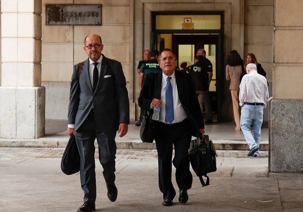 El exalcalde socialista de Lebrija Antonio Torres García (a la derecha), junto a su abogado Pablo Ollero, llegando a la Audiencia de Sevilla