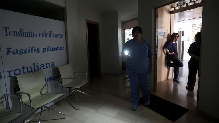 Trabajadoras de un centro de fisioterapia de Córdoba el lunes tras producirse el apagón