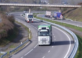 El transporte de mercancías denuncia el «doble apagón» por las restricciones de la DGT durante el 'puente'