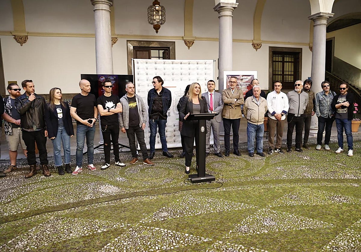 La alcaldesa, Marifrán Carazo, con organizadores e integrantes de bandas que participarán en el festival
