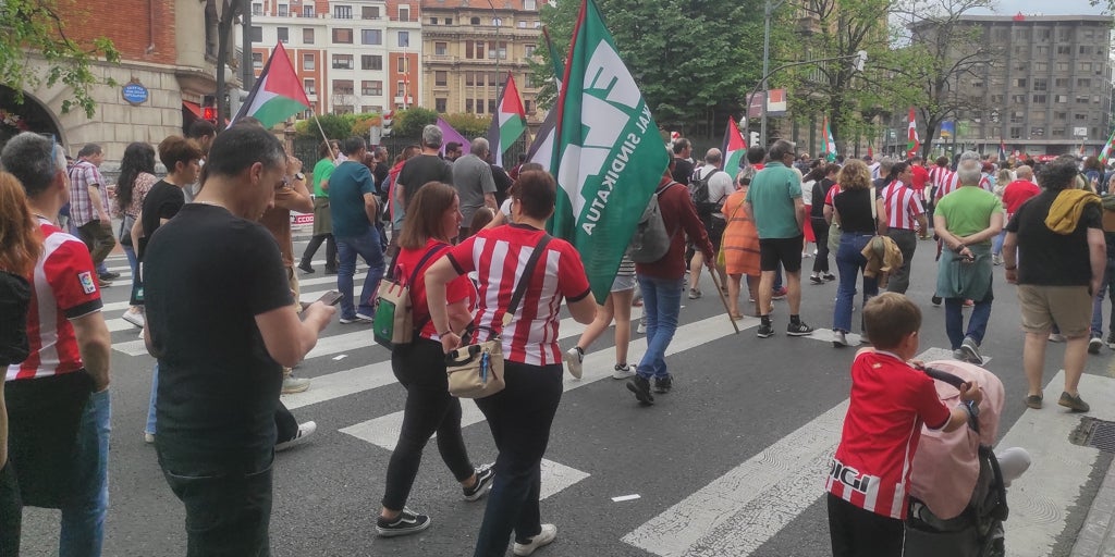 El partido del Athletic desvía la atención de las marchas del Primero de Mayo en Bilbao