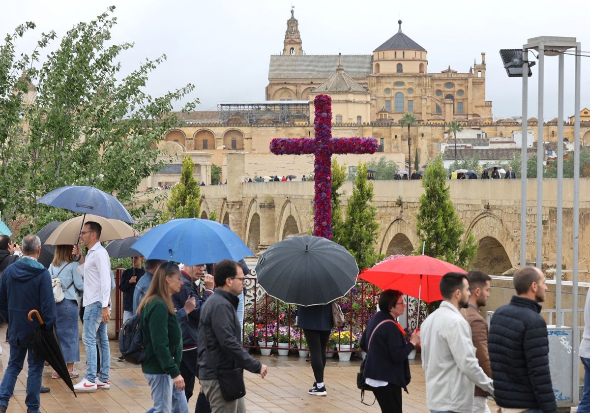 Paraguas en las Cruces de Mayo en Córdoba