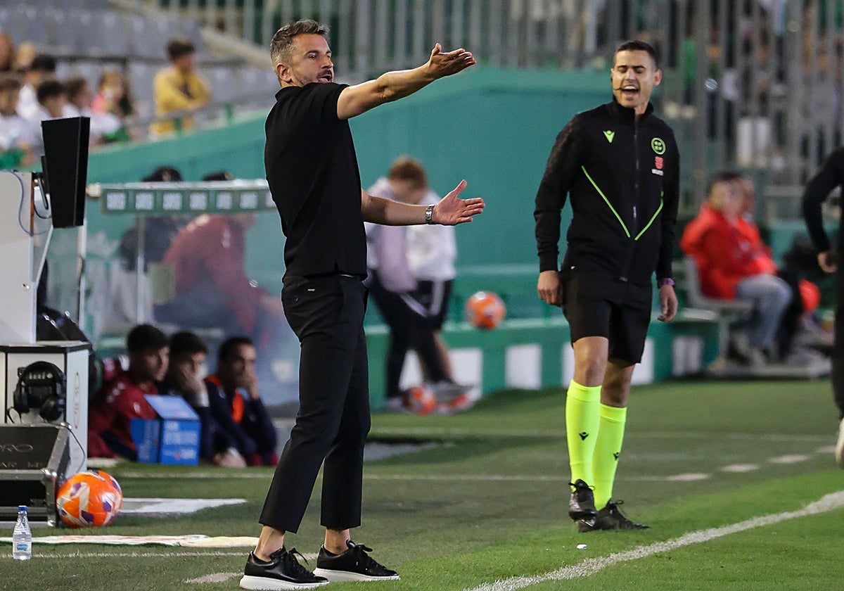 El asturiano Iván Ania da instrucciones a los suyos desde la banda de El Arcángel