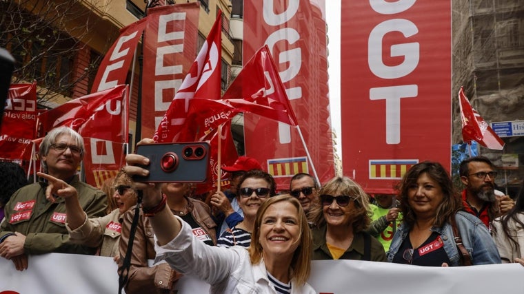 La delegada del Gobierno en la Comunidad Valenciana, Pilar Bernabé, se hace un selfie junto a manifestantes