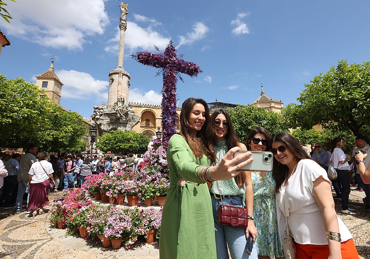 Un grupo de jóvenes se fotografía junto a la cruz del Santo Sepulcro, en el Triunfo de San Rafael
