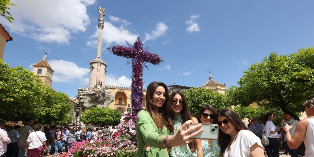 Color, flores, belleza y familia: la esencia de las Cruces de Mayo de Córdoba se mantiene