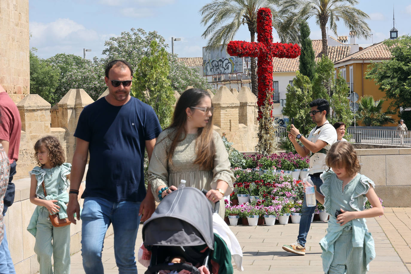 El color y la belleza de las Cruces de Mayo en Córdoba, en imágenes
