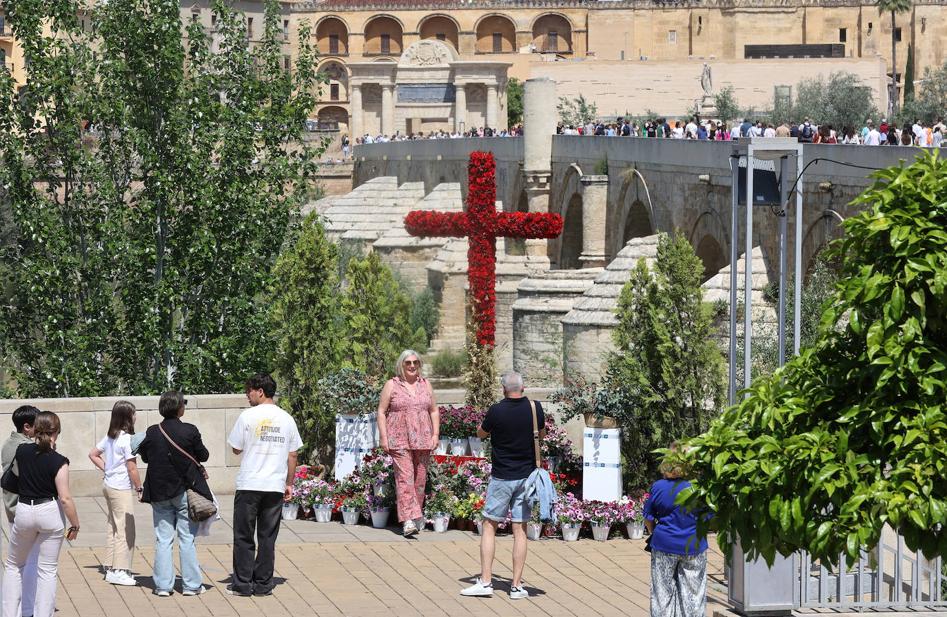 El color y la belleza de las Cruces de Mayo en Córdoba, en imágenes