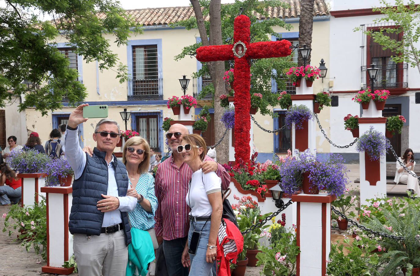 El color y la belleza de las Cruces de Mayo en Córdoba, en imágenes