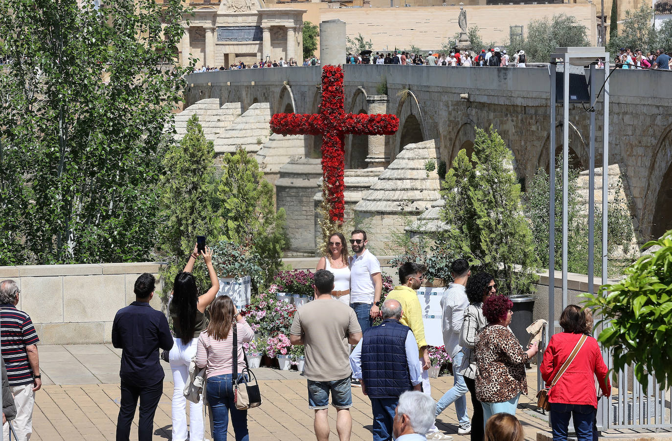 El color y la belleza de las Cruces de Mayo en Córdoba, en imágenes
