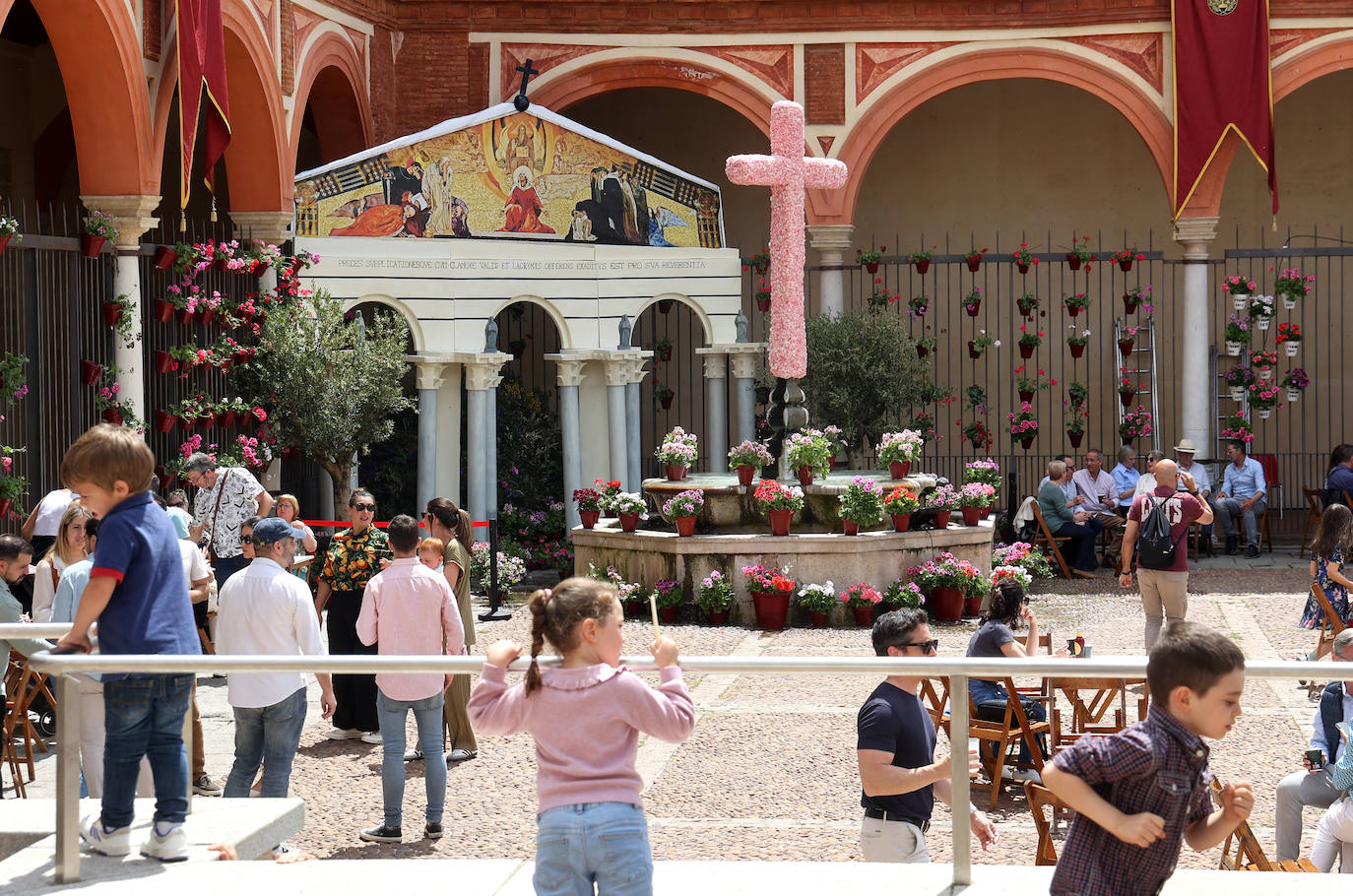 El color y la belleza de las Cruces de Mayo en Córdoba, en imágenes