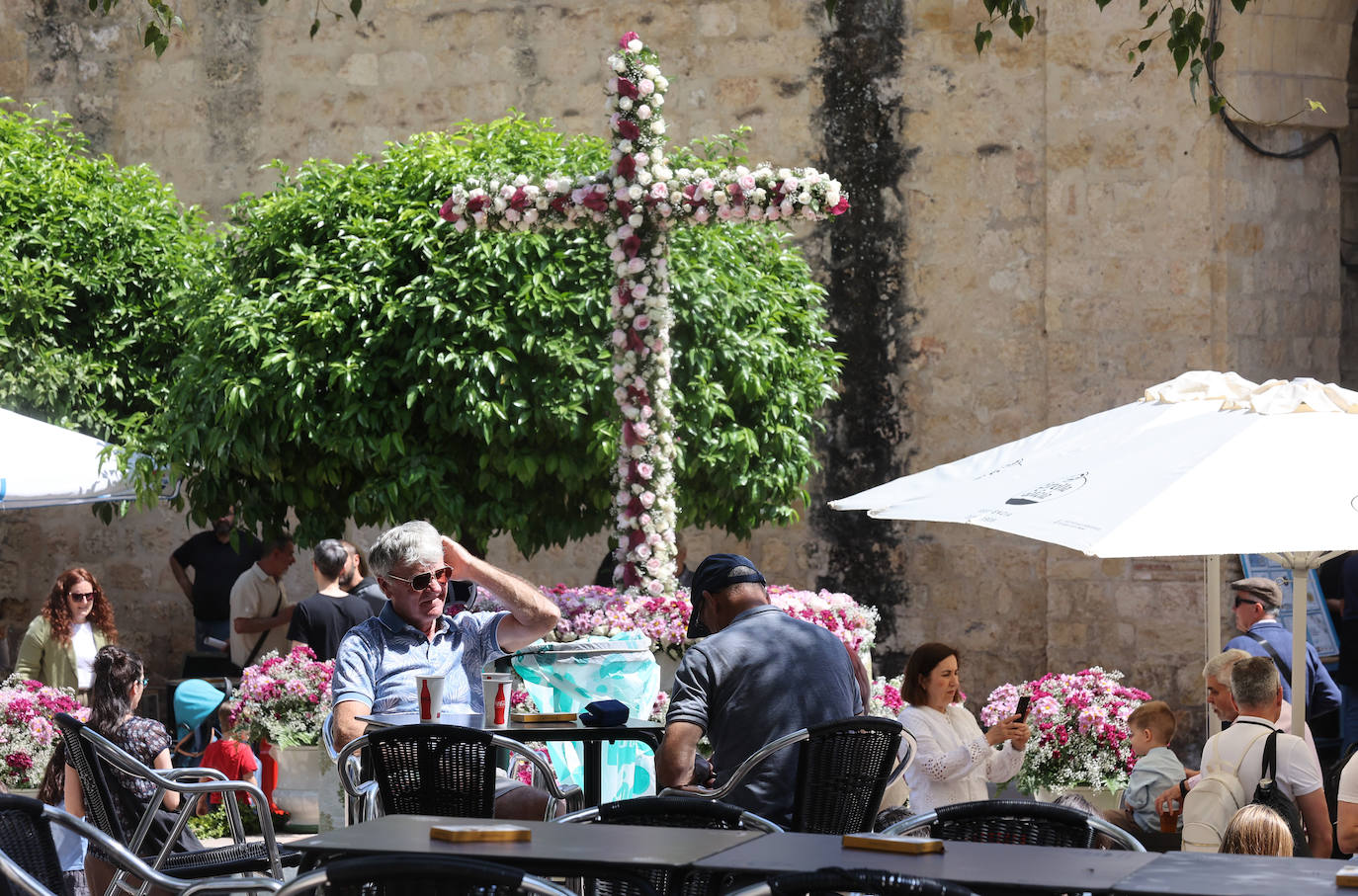 El color y la belleza de las Cruces de Mayo en Córdoba, en imágenes