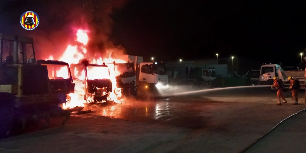 Un incendio destruye tres camiones calcinados en una empresa de reciclaje en Valencia