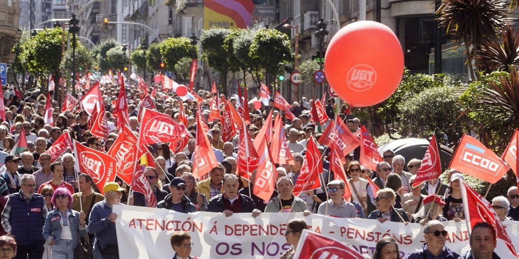 Miles de manifestantes recorren las calles de Vigo: «No vivimos solo para trabajar»