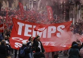 La manifestación del 1 de Mayo en Valencia reclama la reducción de jornada y se carga de mensaje político