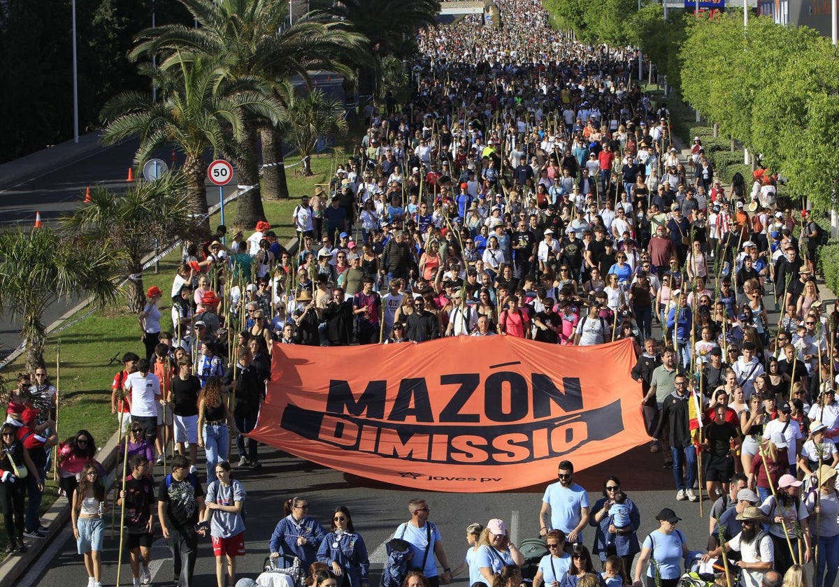 Pancarta con el lema 'Mazón dimissió' en la romería de la Santa Faz de Alicante, este jueves