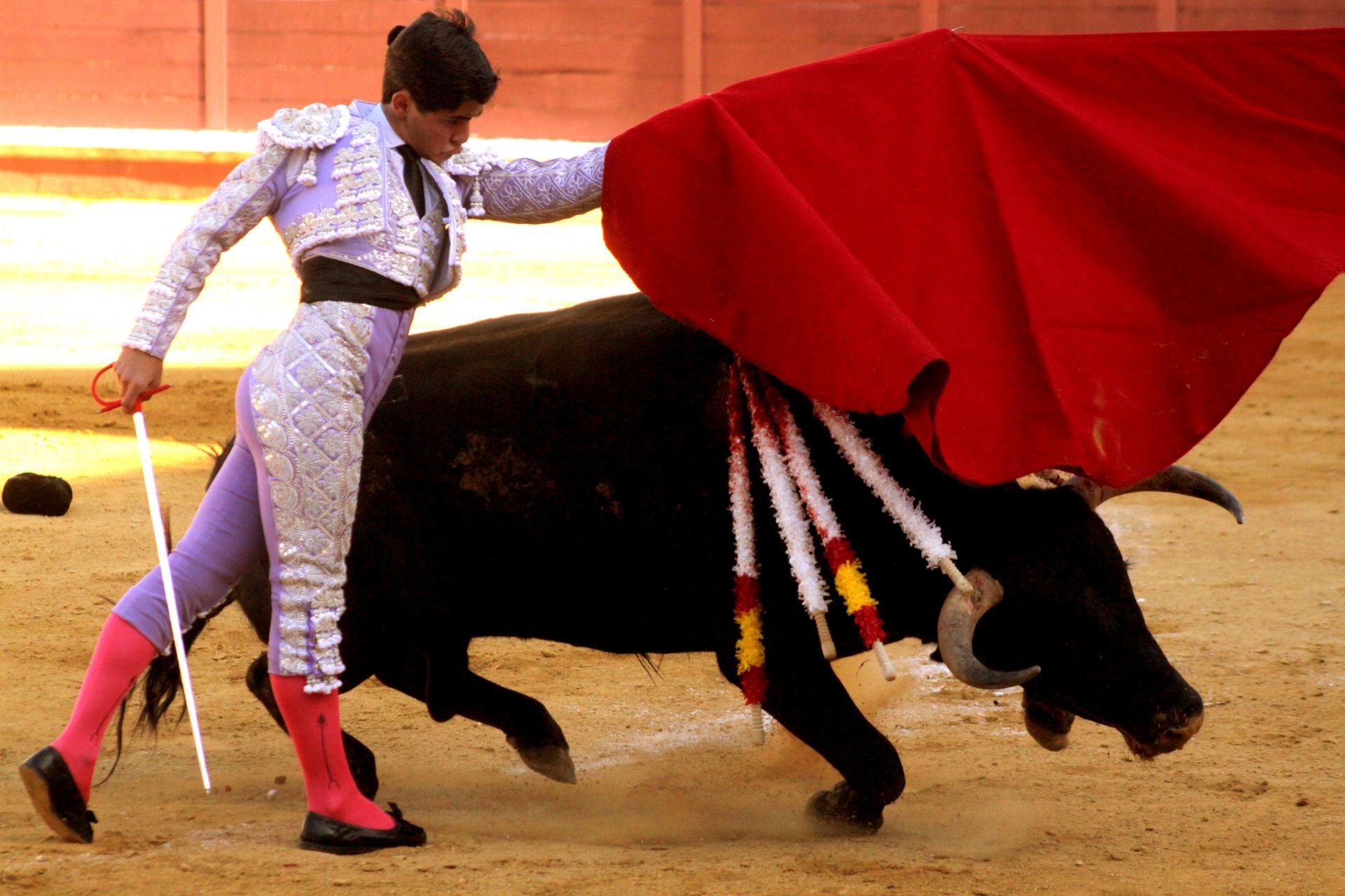 Román ante su primer oponente al que le cortó dos orejas