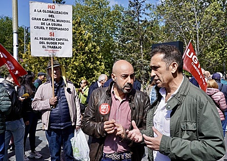 Imagen secundaria 1 - Sobre estas líneas, manifestación en León; los líderes sindicales de CCOO, Vicente Andrés y Óscar Lobo, en la manifestación de Valladolid, al igual que la ministra de Igualdad, Ana Redondo