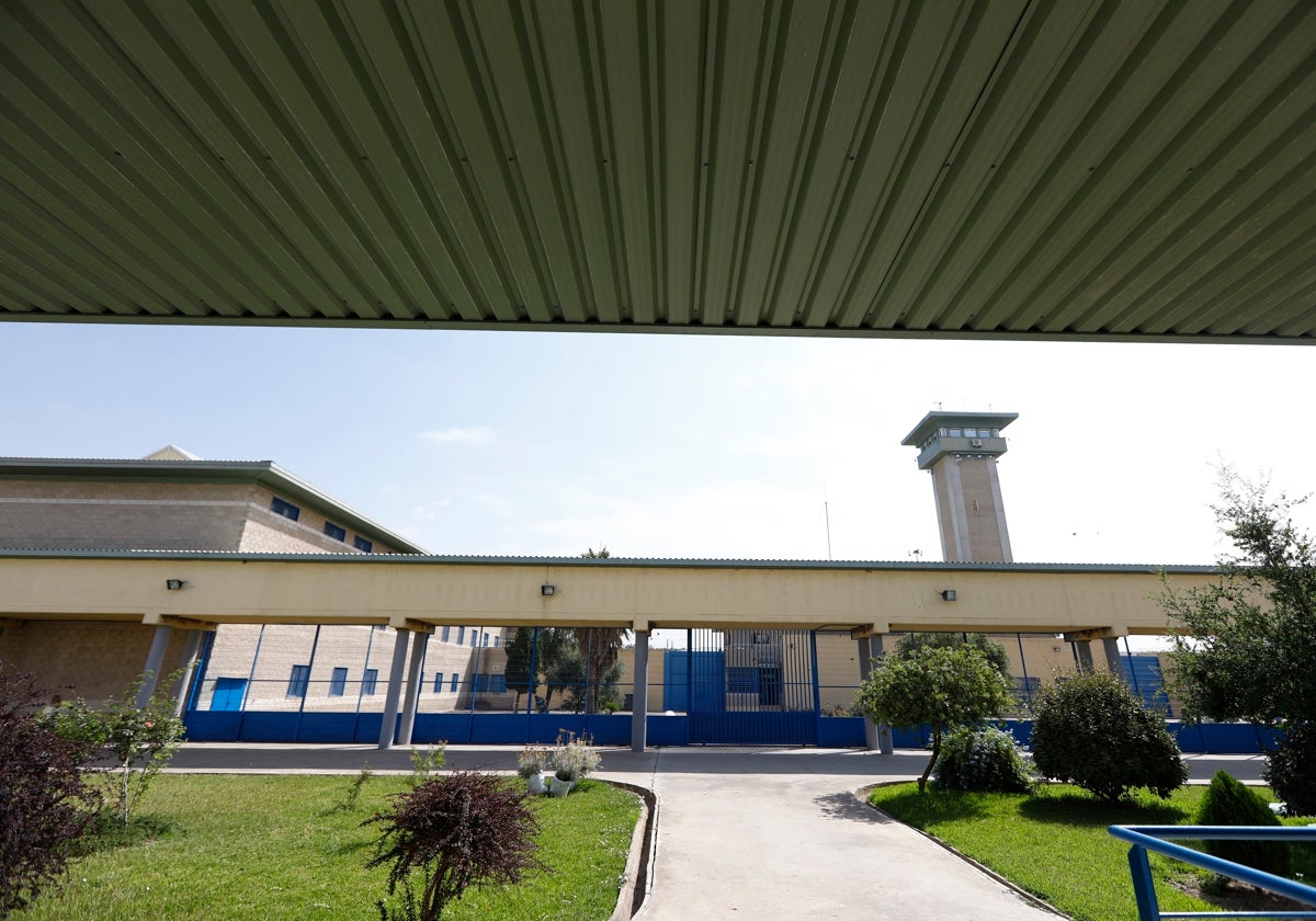 Acceso a la prisión de Alcolea (Córdoba)