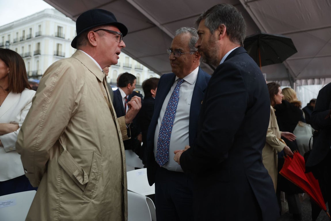 El exalcalde de Madrid Alberto Ruiz Gallardón conversa con el Consejero de Presidencia, Justicia y Administración Local, Miguel Ángel García, y el presidente de la Asamblea de Madrid, Enrique Ossorio.