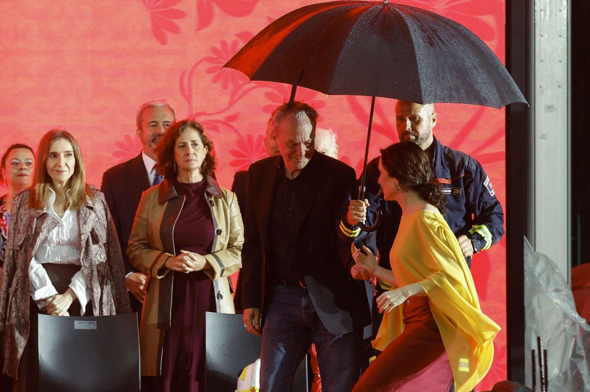 La presidenta de la Comunidad de Madrid, Isabel Díaz Ayuso, junto al actor madrileño José Coronado, quien ha recogido la Gran Cruz de la Orden del Dos de Mayo por su amplia trayectoria en cine, televisión y teatro. «El máximo amor que puede tener un gato enamorado de su ciudad», ha expresado sobre el escenario emocionado.