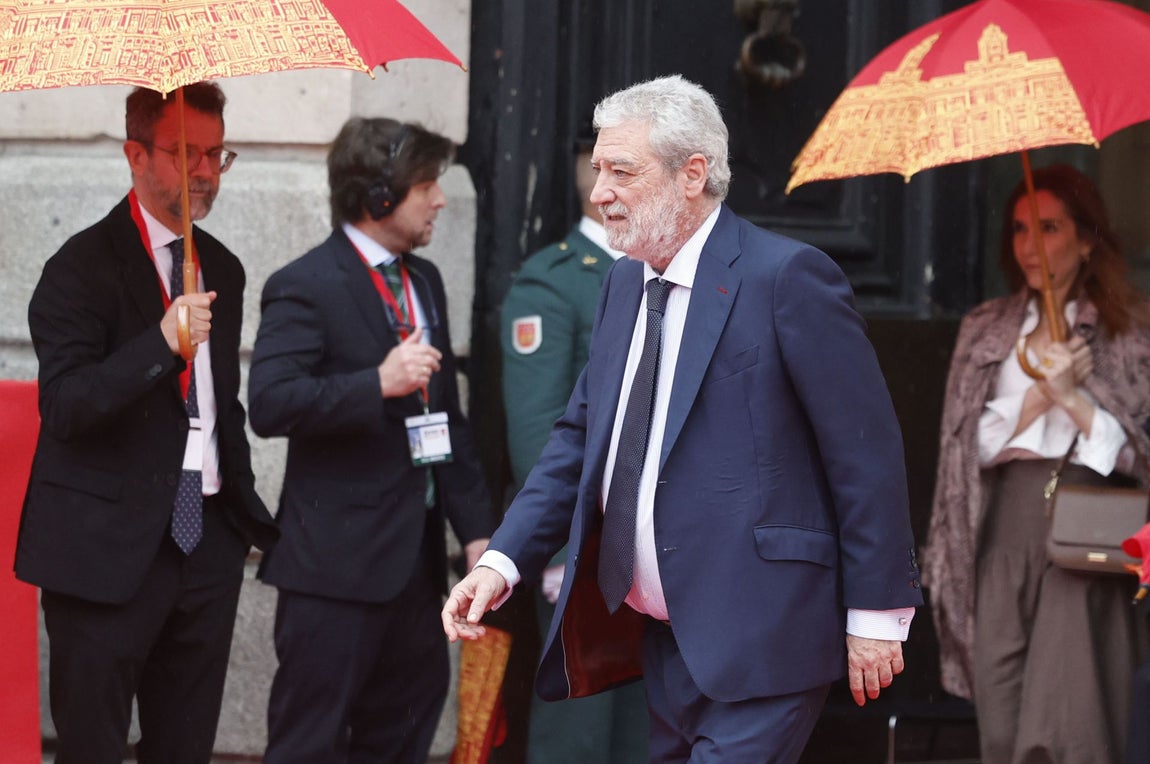 El jefe de Gabinete de la presidenta de la Comunidad de Madrid, Miguel Ángel Rodríguez, a su llegada al homenaje a los Héroes del Dos de Mayo.