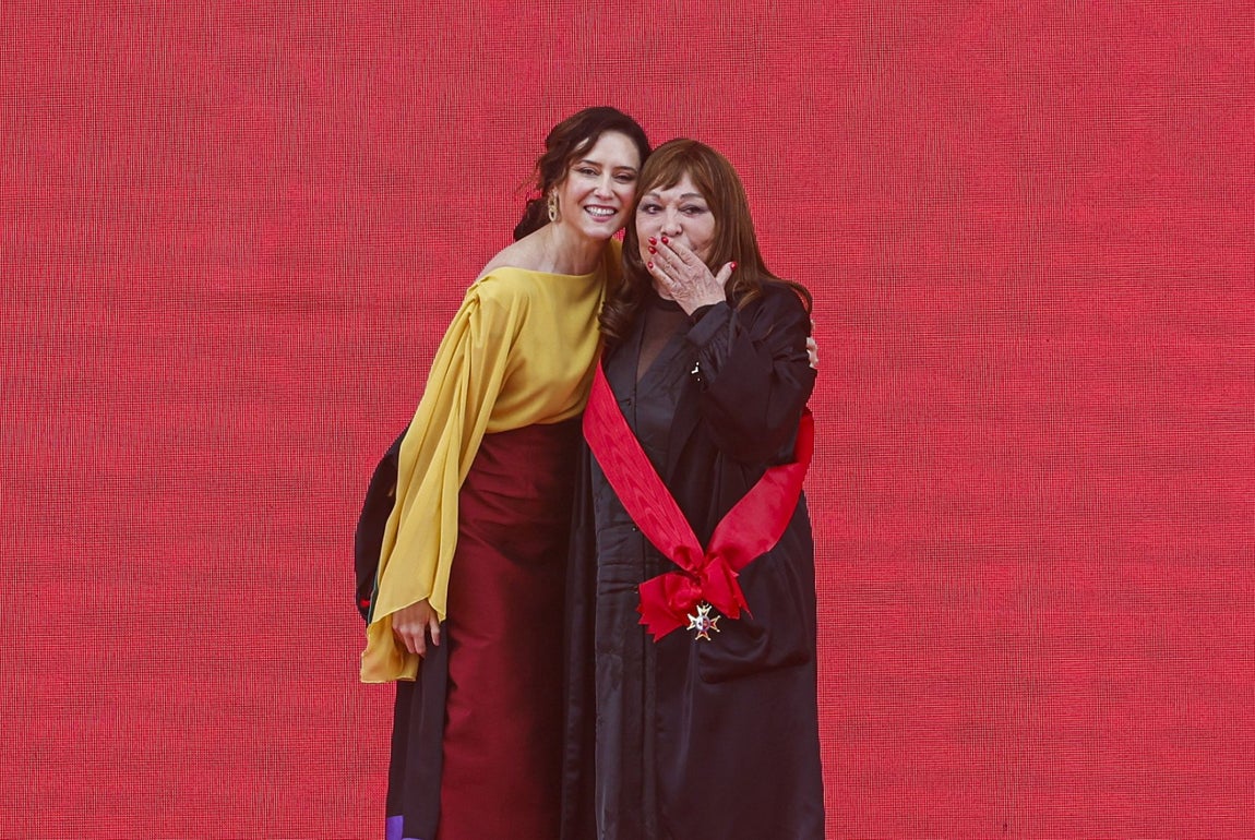 La cantante Massiel recoge la condecoración. La «Tanqueta de Leganitos» se convirtió con la canción 'La, la lá' en la primera española, y única madrileña, ganadora del Festival de Eurovisión, en 1968.