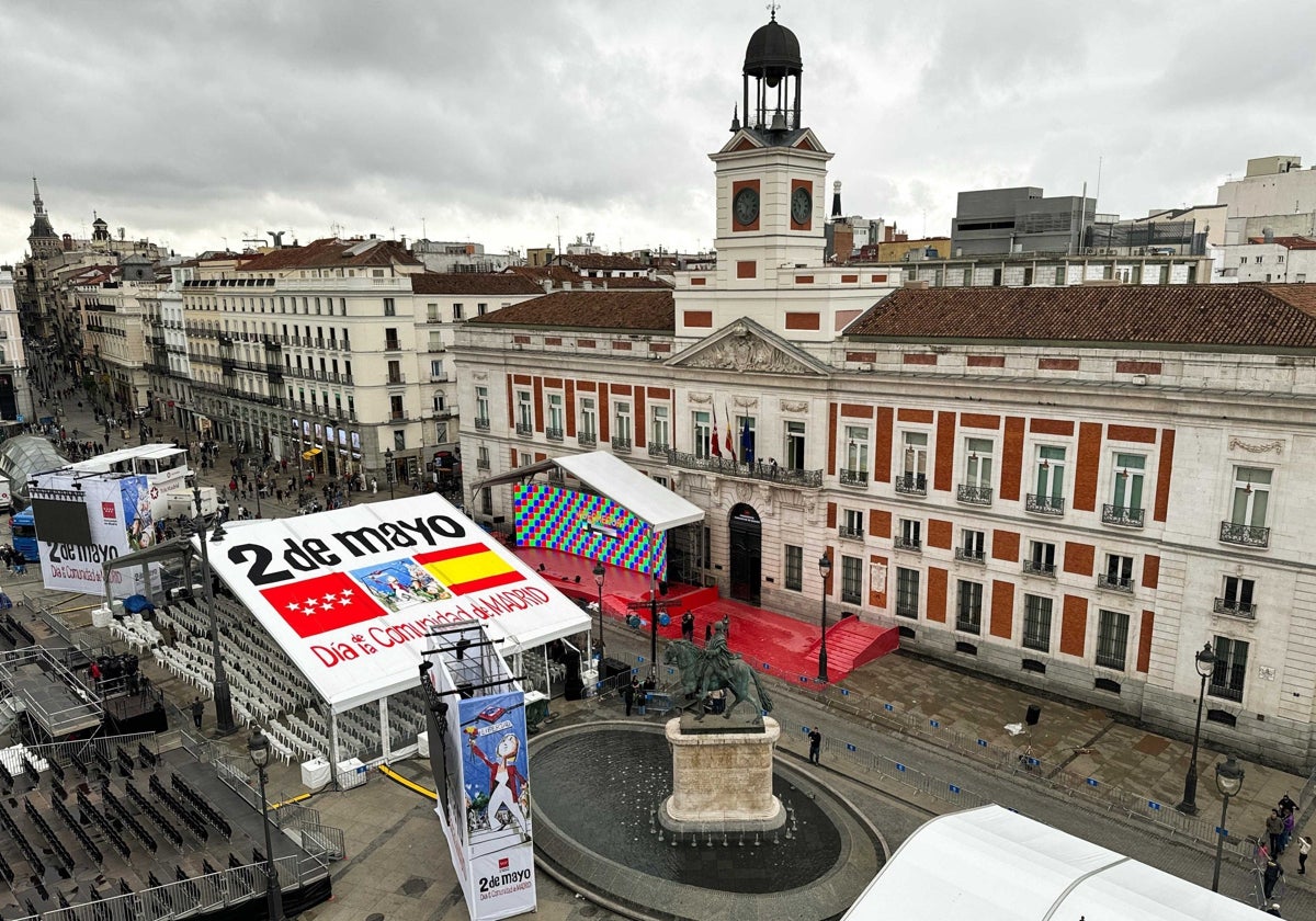 La Puerta del Sol, con la carpa gigante y las dos gradas para el público, preparado para el Dos de Mayo